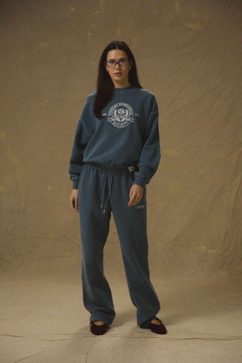 Model wearing Pennbury vintage navy straight leg joggers 