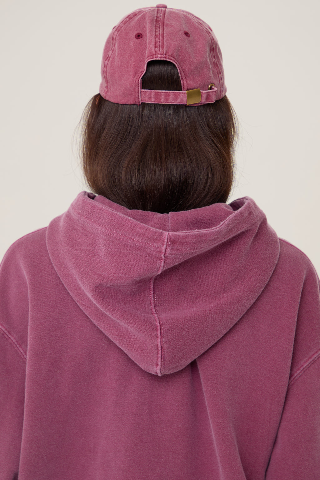 Model wearing Pennbury vintage wine embroidered tennis cap