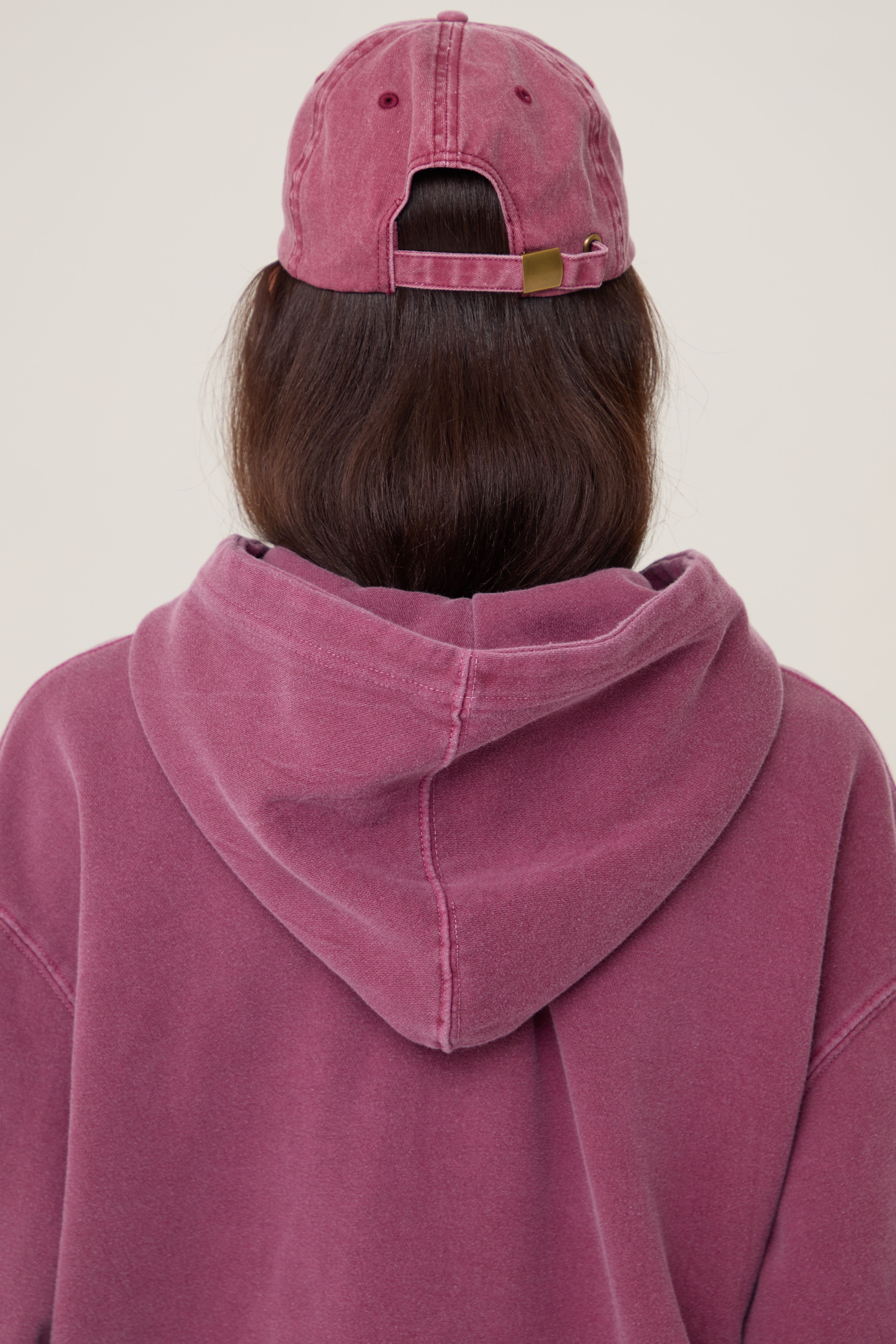 Model wearing Pennbury vintage wine embroidered tennis cap